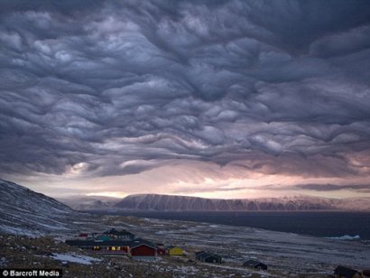 格陵兰岛天空现“末世景象” 如电影画面(图)